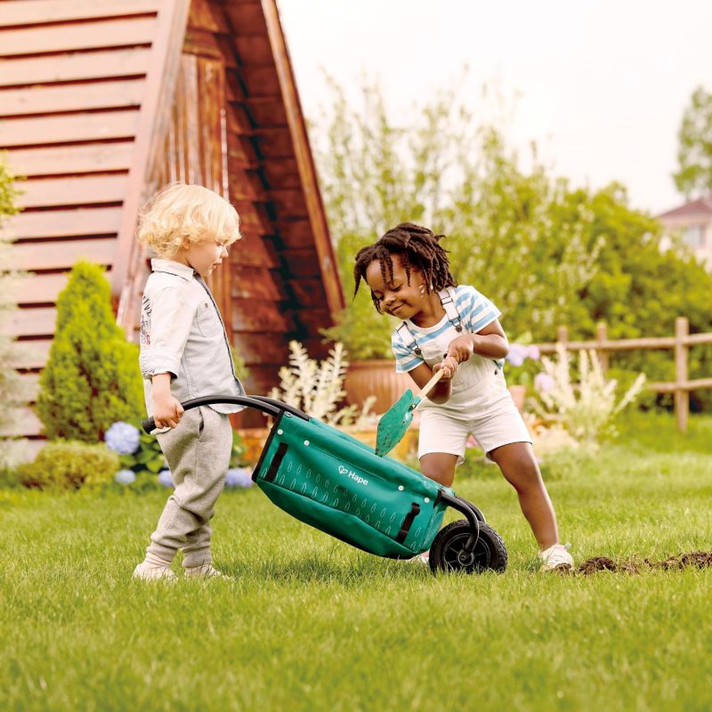 Image d'ambiance de présentation du produit Brouette du petit jardinier - Hape